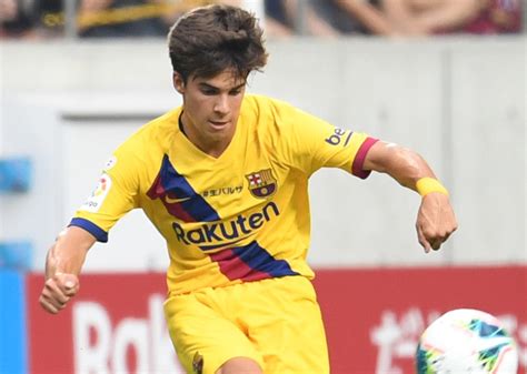 Born 13 august 1999) is a spanish professional footballer who plays for barcelona as a central midfielder. La brutal entrada sufrida por Riqui Puig, la perla de la ...