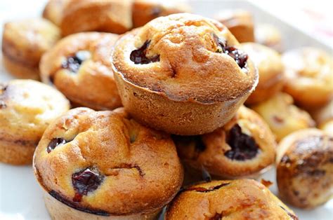 In una ciotola rompete le uova intere e unite lo yogurt 3. La ricetta dei muffin di ciliegie senza burro