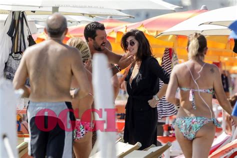 Elisa isoardi gela lo studio: Salvini ed Elisa Isoardi, tensione in spiaggia: "Lui ha ...