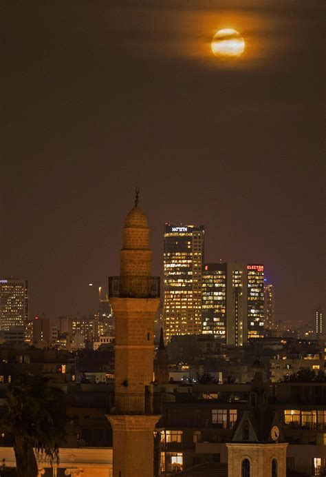 מלון הנופש קיסר פרמייר טבריה ממוקם על הטיילת, במרחק הליכה מהכנרת, בלב מרכזי הקניות והבידור של העיר ומשמש כנקודת יציאה מושלמת לטיולים ואטרקציות בגולן ובגליל. ynet למה השמיים חשוכים בלילה? - דיגיטל