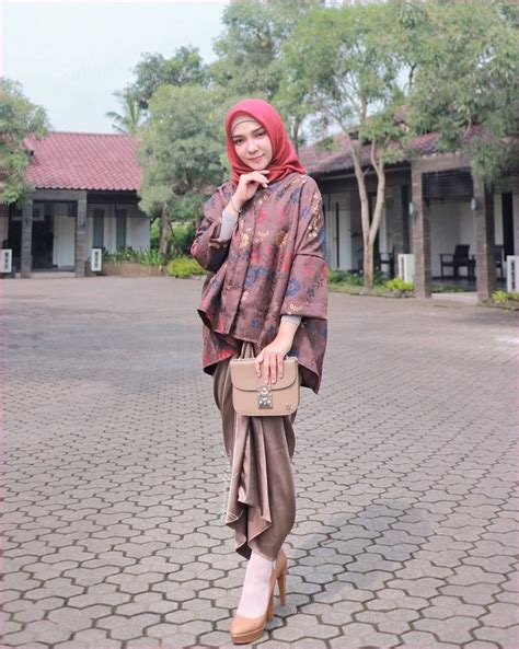 Model outfit baju tunic hijabers ala selebgram ini menjadi salah satu busana gaul dan modis yang semakin banyak di minati oleh ramaja dal. Outfit Baju Kondangan Berhijab Ala Selebgram 2018 blouse ...