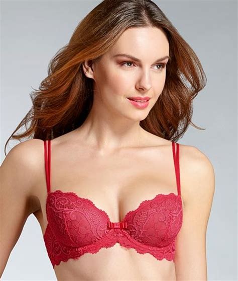 What is 34b bra size? 34C picture | Her Bra Size