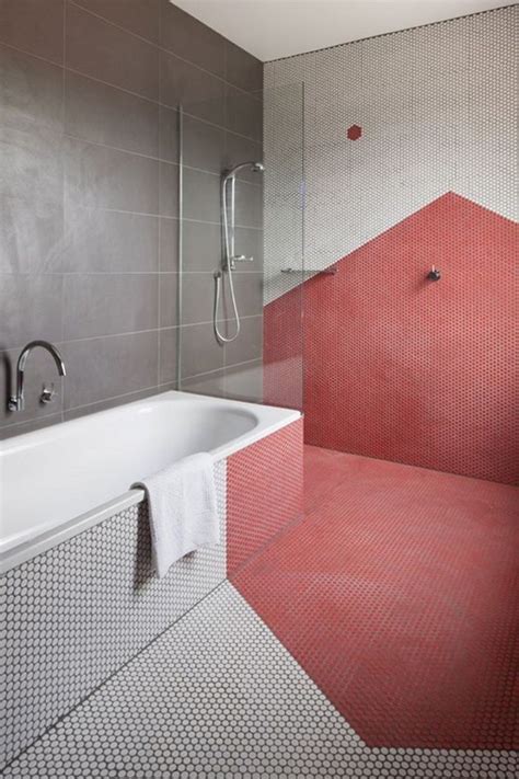 Ebenfalls beliebt für die gestaltung der dusche sind die in aufregenden farben erhältlichen kleinen. 82 tolle Badezimmer Fliesen Designs zum Inspirieren ...