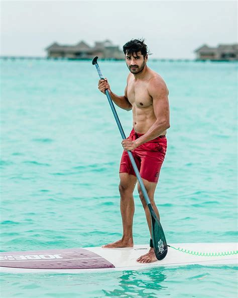 Berprofesi sebagai aktor laga membuat iko uwais harus memperhatikan bentuk tubuhnya. 8 Aktor Bollywood Pemilik Badan Berotot, Pengen Dipeluk Deh!