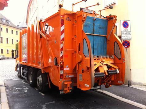 Dann braust mit blaulicht und martinshorn ein streifenwagen heran. Unbekannter entsorgt illegal rund 30 Tonnen Müll ...