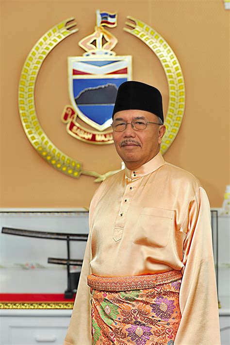 Hükümdarlar olmadan (kalıtsal devlet başkanları), yani penang , malacca , sabah ve sarawak. Tuan Yang Terutama di-Pertua Negeri Sabah Tun Haji Ahmadsh ...