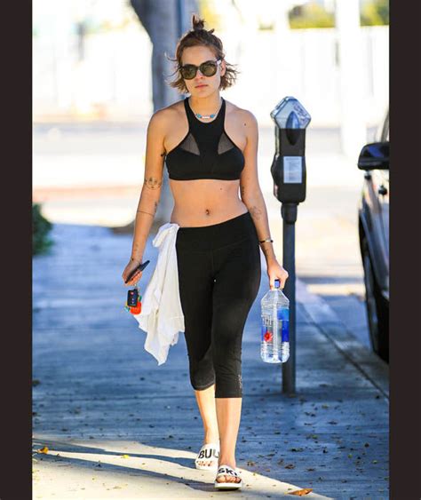 You know the difference between a good celebrity camel toe photo and a bad one. Tallulah Willis shows off her toned stomach in black crop ...