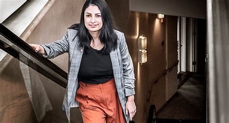 Nooshi dadgostar verkar inte rädd för någon. 8 Sidor - Vänsterpartiet letar ny ledare