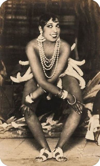 Footage of josephine baker performing her infamous banana dance at the folies bergère in paris, france c. Josephine Baker | Josephine baker, Vintage black glamour ...