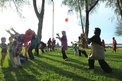 Documents similar to sukaneka hari keluarga. ZAINITI OSMAN (210455): Hari keluarga Sek Keb Titi Tinggi ...