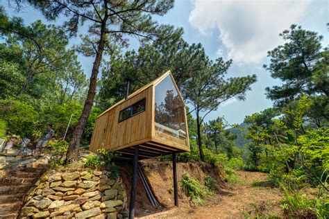 During your stay at the ecolodge (set on 5 acres of orchard and forest beside a small creek) you can discover bush tucker, enjoy nocturnal frog spotting and bird watching (over 60 different types of birds. Nhà gỗ bên rừng tại Sóc Sơn