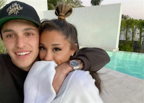 Ella y su ahora esposo, dalton gómez, contrajeron matrimonio el pasado 15 de mayo y, según tmz. Ariana Grande se casó con Dalton Gómez en California ...