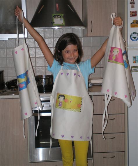 Saved by jorge eliecer aguirre. BIRD ON HER HEAD: fairy aprons :)