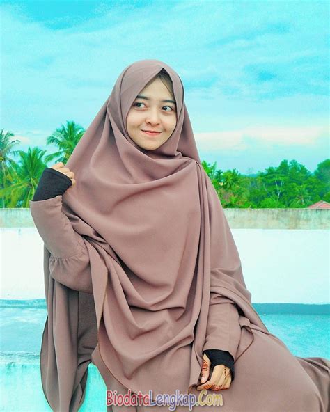 Jilbobs berasal dari kata 'jil' (jilbab), dan 'boobs' (payudara), dari sini lahirlah akronim 'jilbobs.' istilah jilboobs menjadi perbincangan di sosial media sejak agustus 2014 hingga kini. Wanita Cantik Jilbab Syari | contoh soal forward chaining