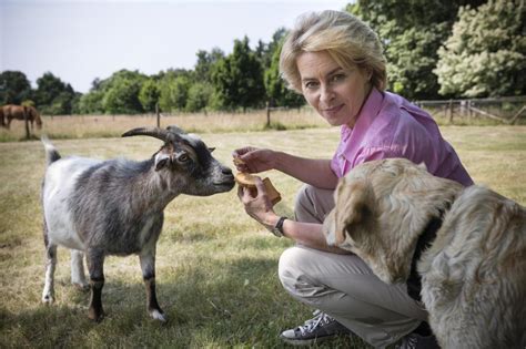 L'affront subi par ursula von der leyen à ankara fait polémique. Ursula von der Leyen: „Mir geht es besser, wenn ich Tiere ...