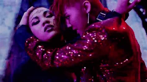 romanized: nan kkaeeona kkaman bamgwa hamkke da deureowa damen nugu charye han chi apdo bol su eopsneun nan bureul jilleo simjangeul taewo neol michige hago sipeo b.i.g yea we bang like this modu da gati. G-Dragon thân mật với vũ công "dị" trong MV mới của Big Bang