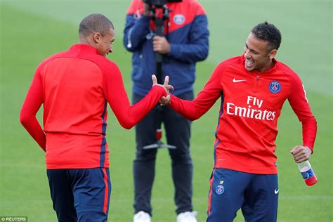 Мбаппе килиан (mbappé kylian) футбол нападающий франция 20.12.1998. Kylian Mbappe trains with Neymar and Paris Saint-Germain ...