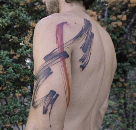 Chamada de brushstroke tattoos, os desenhos abstratos parecem pinceladas na. Minimalist Tattoos by Lee Stewart Mimic the Graceful Flow of Ink | Scene360