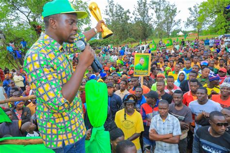 The minister disclosed his ministry and prime minster's office will sort out public schools across the country which will be sponsored in talent empowerment initiative. BODABODA KARAGWE WAMKABIDHI BASHUNGWA KOMBE KAMA ISHARA YA ...