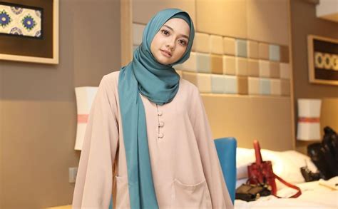 Hawa rizwana redzuan, best known for being a tv show host, was born in kuala lumpur, malaysia on thursday, september 7, 1995. Biodata Hawa Rizwana Redzuan, Penyampai Buletin TV3 Mirip ...