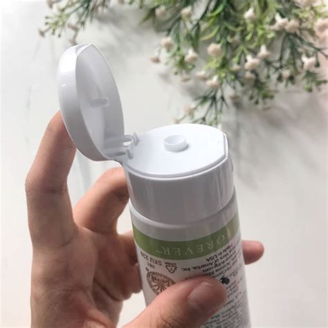 Aloe vera jelini yanıklar, sivilceler, uçuklar, sedef hastalığı ve cilt döküntüleri için kullanabilirsiniz. FOREVER LIVING ALOE SCRUB REVIEW - Myraaaaawr