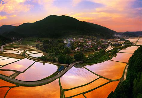 This appellation comes from imperial correspondence between the chinese sui dynasty and japan, and refers to the eastward position of japan relative to china. 絶景写真 美しすぎる日本の風景【画像】