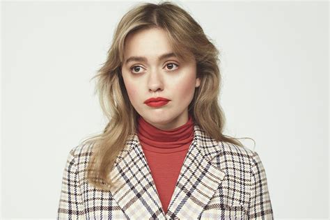 Aimee lou wood came from manchester, england and studied acting at the royal academy of dramatic art (rada) where she successfully graduated in 2017, obtaining ba degree in acting (h. Aimee Lou Wood (Actress) Wiki, Age, Boyfriend, Bio, Height ...