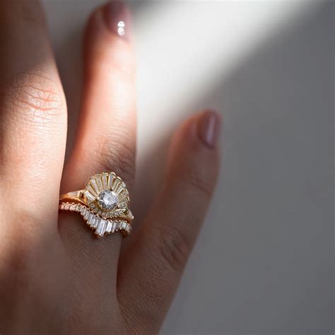 Toko perhiasan cincin couple biasanya menjual dengan harga beli yang relative murah, dengan berbagai bahan yang di pesan seperti emas kuning, emas putih, palladium, platina atau platinum dan juga perak. Cincin Kawin Jakarta