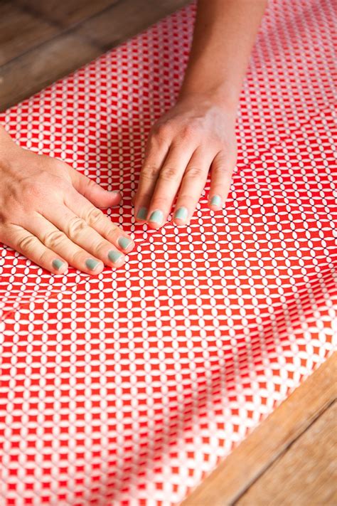 This diy burlap table runner is a quick and easy was to add rustic style and a bit of sparkle to your table! DIY // No-Sew Table Runner — The Effortless Chic