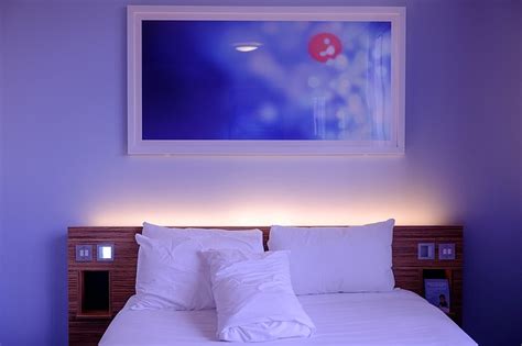 Un lettore di wikihow ha chiesto: Illuminazione camera da letto con i led: idee e consigli | Vendita Illuminazione