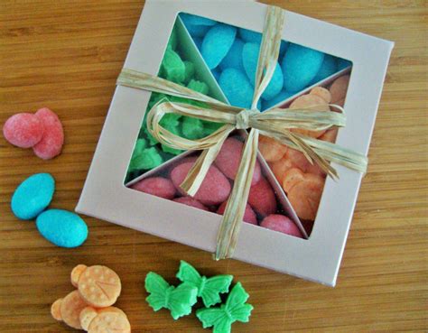 Zuccherini decorati con pasta di zucchero, ideali anche per accompagnare un tè o un caffè in ricevimenti e matrimoni. colorato zollette di zucchero, zollette di zucchero di ...