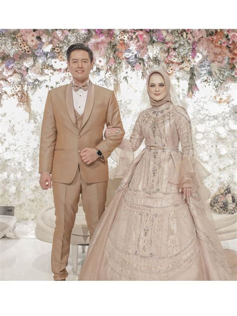 Seperti beberapa gaun pengantin hijab 2021 yang pernah saya jelaskan sebelumnya. Gaun Pengantin Hijab Warna Gold - Hijab Converse