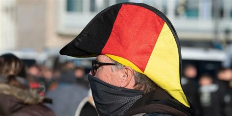 Mittags waren schon mehr als 2.000 menschen auf dem marienplatz versammelt. Coronaskeptiker in Berlin: Die eingebildete Diktatur - taz.de