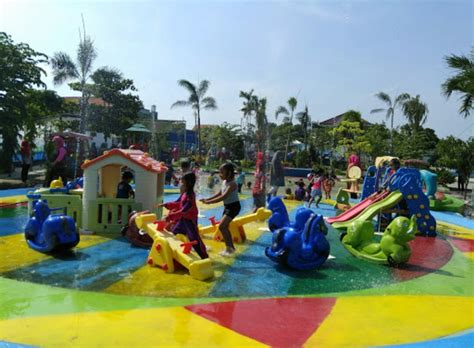 Dalam video ini boram ingin bermain seluncuran air di kolam renang, bermain air dan bermain sebanyak mungkin di kolam. Destinasi kolam renang Surya Waterboom Menganti - TOPWISATA