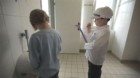 Toilette machen (sich ankleiden, frisieren, zurechtmachen). Die kleine Benimmschule 6 | ein Film von Michael Gautsch