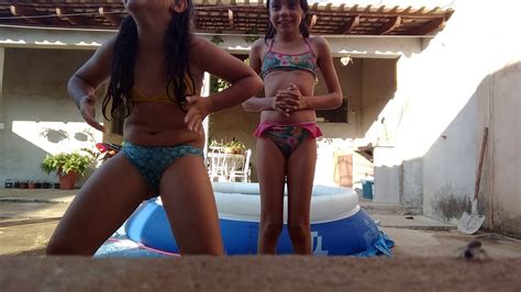 Enquanto as férias não acabam, as irmãs alice e malu convidam a coleguinha madu para um novo desafio da piscina. desafio da piscina&desafio da piscinadesi piss