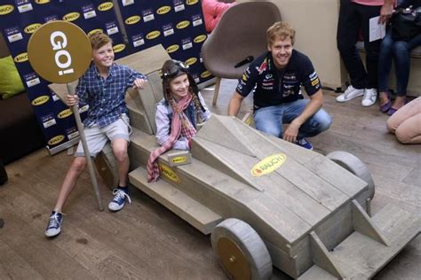 Sebastian vettel (pengucapan bahasa jerman: Sebastian Vettel with two young fans during an autograph ...