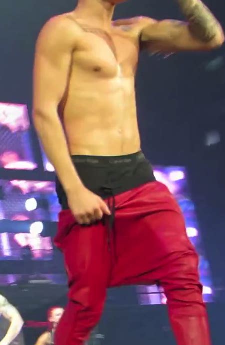 Justin bieber wanted to drive himself. Celeb Saggers: SAGGER OF THE YEAR NEW YEAR POST: Justin Bieber Sagging in Concert (With Bulge)
