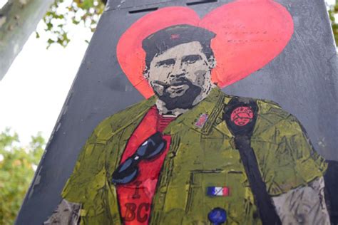 Este domingo se termina uno de los romances más preciosos de la historia del fútbol y lo hace de la manera más traumática. El grafiti de despedida de Messi realizado por el artista ...