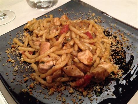 Avevo già anticipato che solitamente i dolci li portano i miei amici, ma non vorrei mai lasciare un menù senza dolci, quindi eccovi due piccolissime proposte che secondo me starebbero. Busiate a Trapani, Taverna Paradiso, cena di pesce con ...