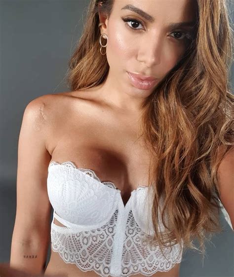 Larissa de macedo machado (born 30 march 1993), known by her stage name anitta, is a brazilian singer, songwriter, actress, dancer and businesswoman. Anitta ostenta corpão em ensaio de lingerie branca