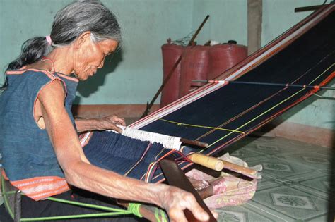 Giữ nghề dệt thổ cẩm của người Gia Rai ở làng Ba Rgốc - www.dulichvn.org.vn