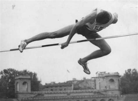 La prima gara di salto in alto è stata organizzata nel 1840 in inghilterra le prime regole sono state adottate nel 1865 quando ogni atleta in gara aveva a disposizione tre salti e l'altezza dell'asticella non poteva essere abbassata in caso di errore fu vietato di staccare con entrambi i piedi e questa regola. Salto in alto: Tanti campioni a Livorno per il gran galà ...