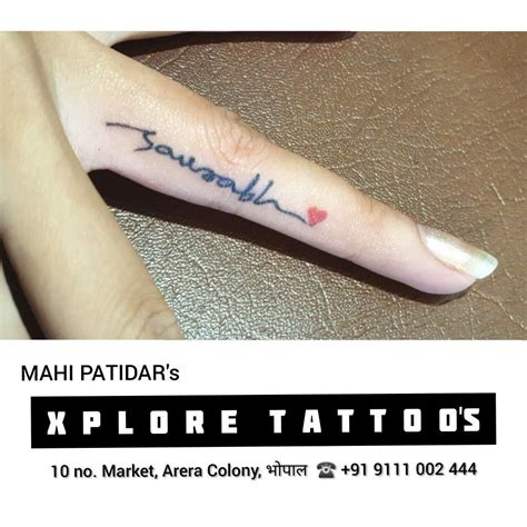 Generate name tattos on ring finger. Pin by 𝕹𝖆𝖓𝖍𝖚📍 on Tatuajes en los dedos | Finger tattoos ...