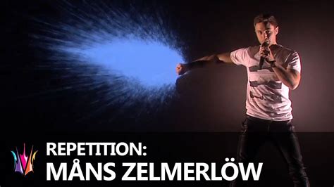 De tidigare segrarna dök upp i en sketch i premiären av årets tävling. Måns Zelmerlöw repeterar "Heroes" - Melodifestivalen 2015 - YouTube