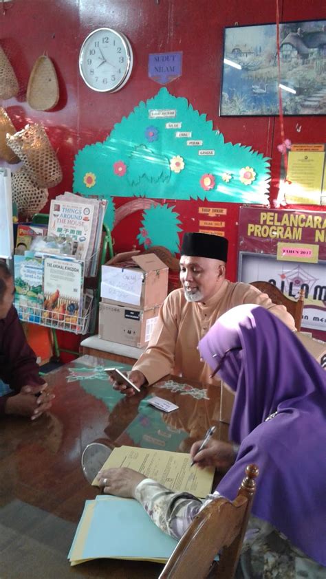 Pengerusi jawatankuasa penasihat pendidikan tinggi (1 november 1974 hingga 31 oktober 1976). Sekolah Kebangsaan Tun Abdul Razak: 2017 : Penyerahan Tab ...