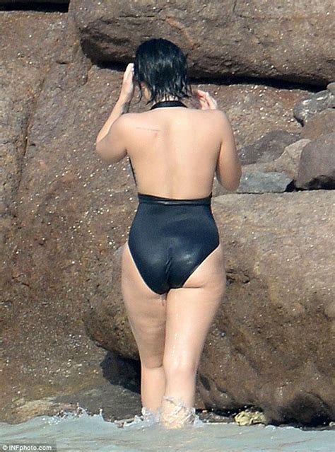 Demi lovato has said she had three strokes and a heart attack after a drug overdose in 2018, and that doctors told her she had been minutes from death. Demi Lovato and boyfriend Wilmer Valderrama recreate Dirty ...