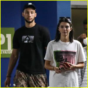 Taraftarlar bunun kendall'ın maçı en önden izlemesiyle alakalı olduğunu. Kendall Jenner & Boyfriend Ben Simmons Stock Up on Games ...