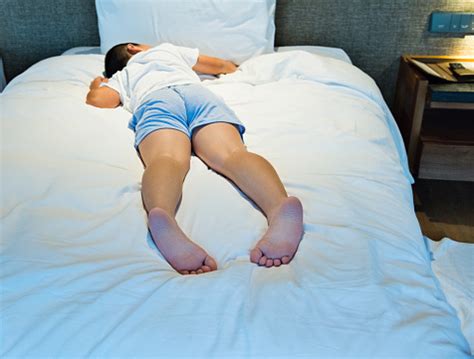 Wir verraten dir, worauf jungs bei mädchen wirklich stehen. Kleiner Junge Schlafen Im Bett Verdeckt Stockfoto und mehr ...