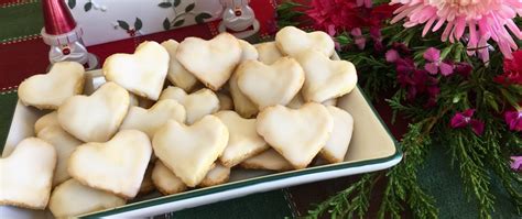Super easy to make with just a handful of ingredients! German Lemon Heart Cookies | Traditional Christmas Cookies